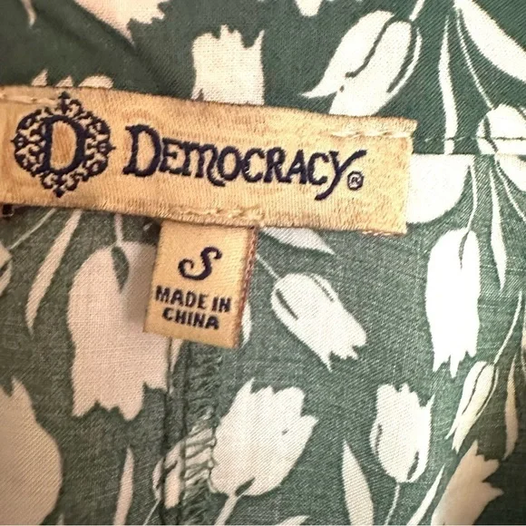 Democracy Floral Short Sleeve Split Hem Top Size Small - Picture 3 of 14